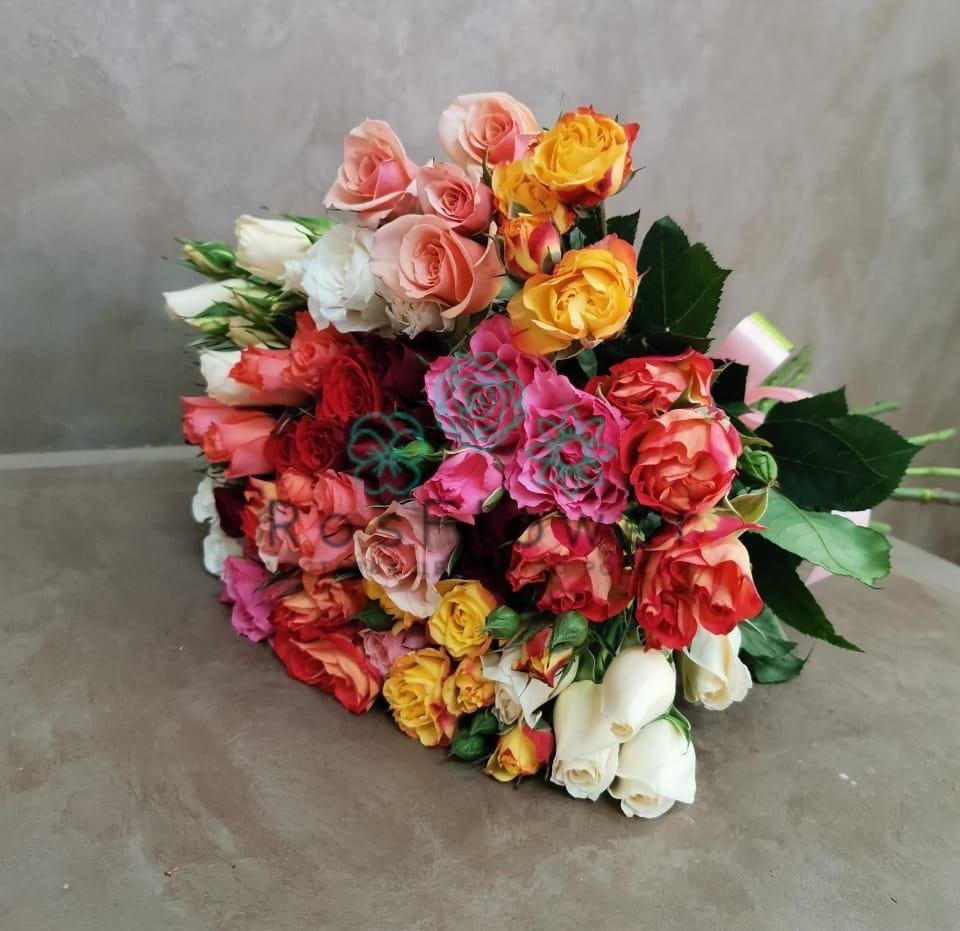 Букет пестрое настроение в Новые Дома Букет цветов из: Розы в Новые Дома