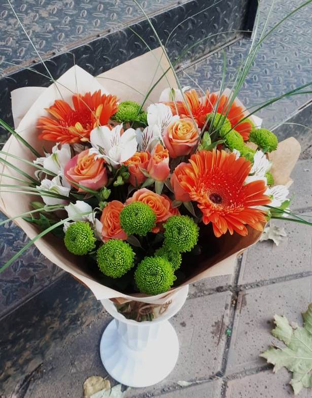 Букет огненно-рыжий в Новые Дома Букет цветов из: Герберы, Хризантемы, Альстромерии и Розы в Новые Дома