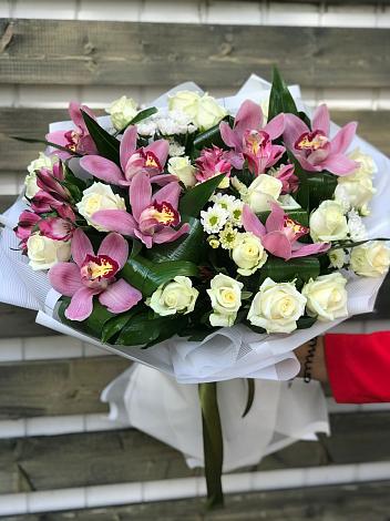 Букет цветов из: Розы и Хризантемы в Новые Дома