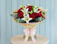 Букет Элегантная гармония в Новые Дома Букет цветов из:  Лилии и Розы в Новые Дома