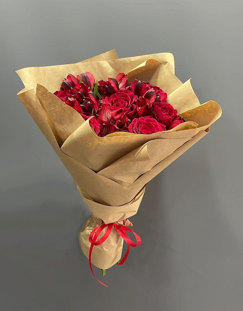 Букет прекрасной женщине в Новые Дома Букет цветов из: Альстромерии и Розы в Новые Дома