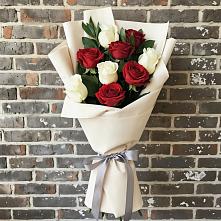 Букет красно-белые розы в Новые Дома Букет цветов из:  Розы в Новые Дома