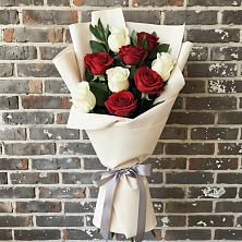 Букет красно-белые розы в Новые Дома Букет цветов из:  Розы в Новые Дома