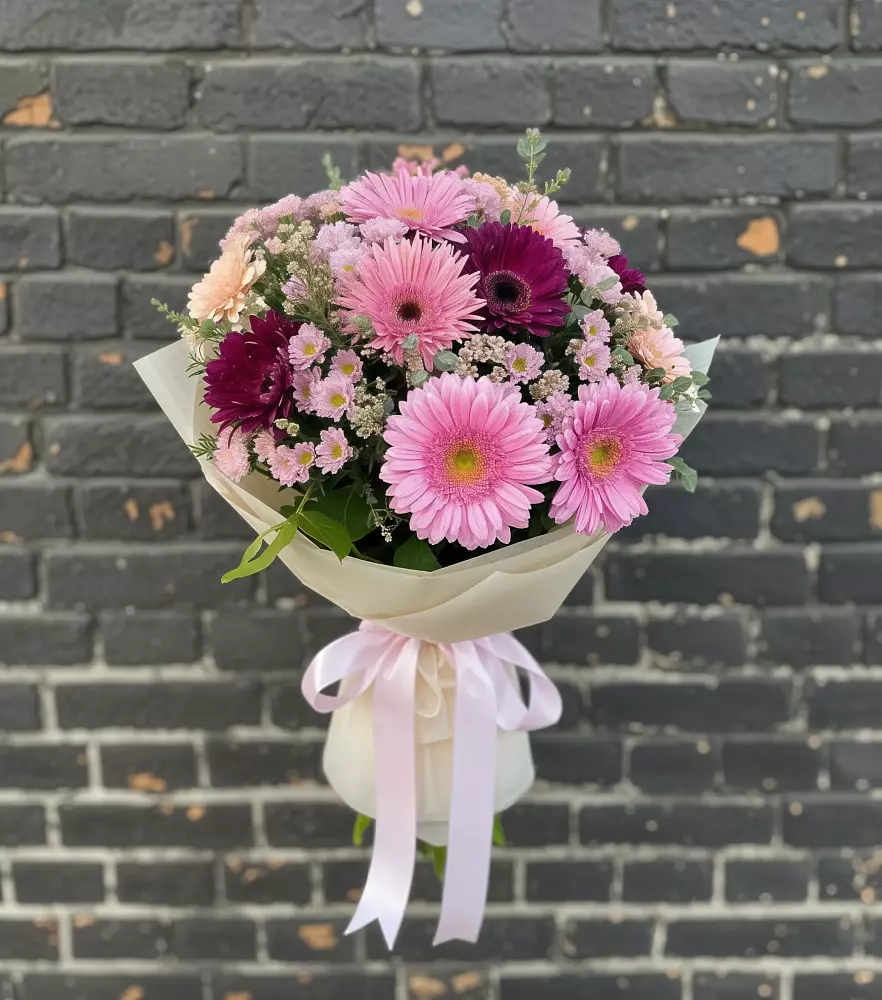 Букет яркие краски в Новые Дома Букет цветов из: Герберы и Хризантемы в Новые Дома