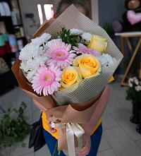 Букет цветов из:  Герберы, Розы и Хризантемы в Новые Дома