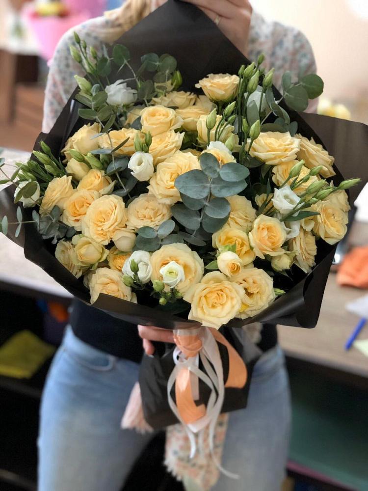 Букет птица счастья в Новые Дома Букет цветов из: Розы и Лизиантусы в Новые Дома