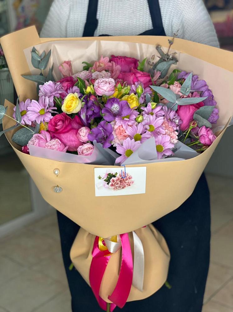 Букет вдохновленный любовью в Новые Дома Букет цветов из: Хризантемы, Гвоздики и Альстромерии в Новые Дома