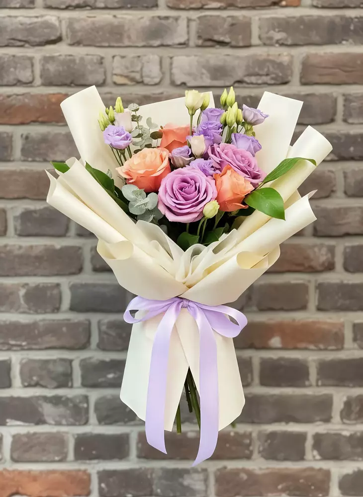 Букет цветочные ноты в Новые Дома Букет цветов из: Лизиантусы и Розы в Новые Дома