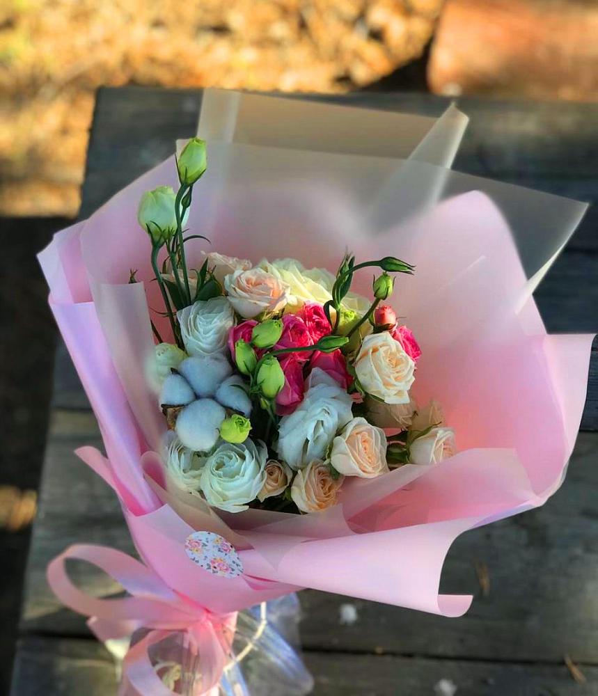 Букет цветочный коктейль в Новые Дома Букет цветов из: Розы и Лизиантусы в Новые Дома