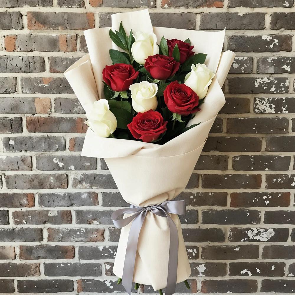 Букет красно-белые розы в Новые Дома Букет цветов из: Розы в Новые Дома