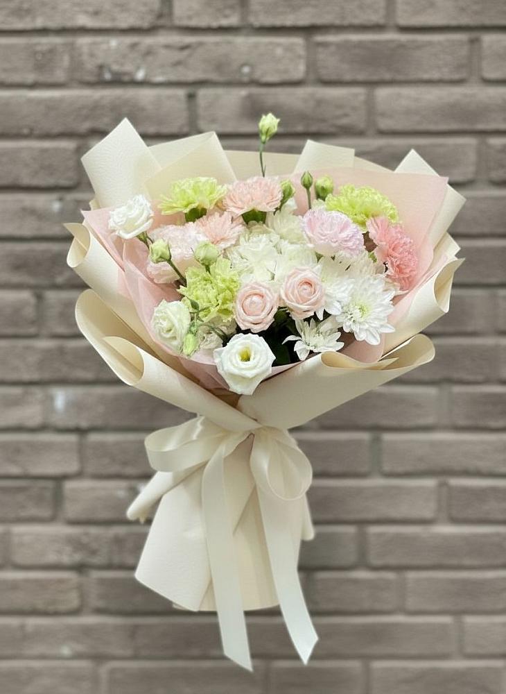 Букет Трепет мечты в Новые Дома Букет цветов из: Гвоздики, Розы, Лизиантусы и Хризантемы в Новые Дома