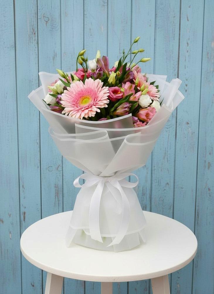 Букет прохладный бриз в Новые Дома Букет цветов из: Герберы, Альстромерии и Лизиантусы в Новые Дома