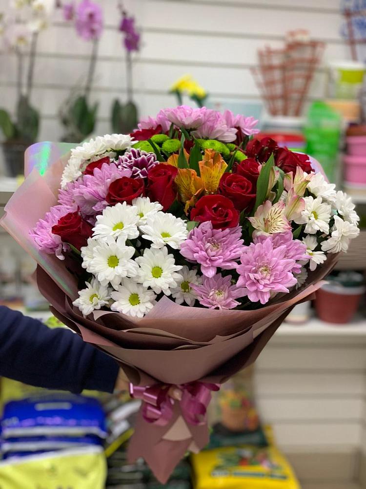 Букет салют цветов в Новые Дома Букет цветов из: Розы, Хризантемы и Альстромерии в Новые Дома