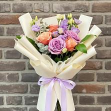 Букет цветочные ноты в Новые Дома Букет цветов из:  Лизиантусы и Розы в Новые Дома