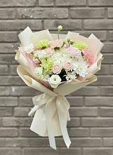 Букет Трепет мечты в Новые Дома Букет цветов из:  Гвоздики, Розы, Лизиантусы и Хризантемы в Новые Дома