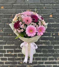 Букет яркие краски в Новые Дома Букет цветов из:  Герберы и Хризантемы в Новые Дома
