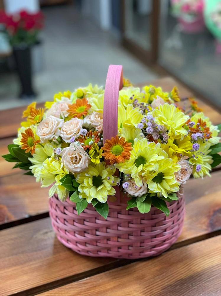 Композиция цветы лета в Новые Дома Цветочная композиция из Хризантемы и Розы в корзине в Новые Дома