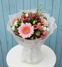 Букет прохладный бриз в Новые Дома Букет цветов из:  Герберы, Альстромерии и Лизиантусы в Новые Дома