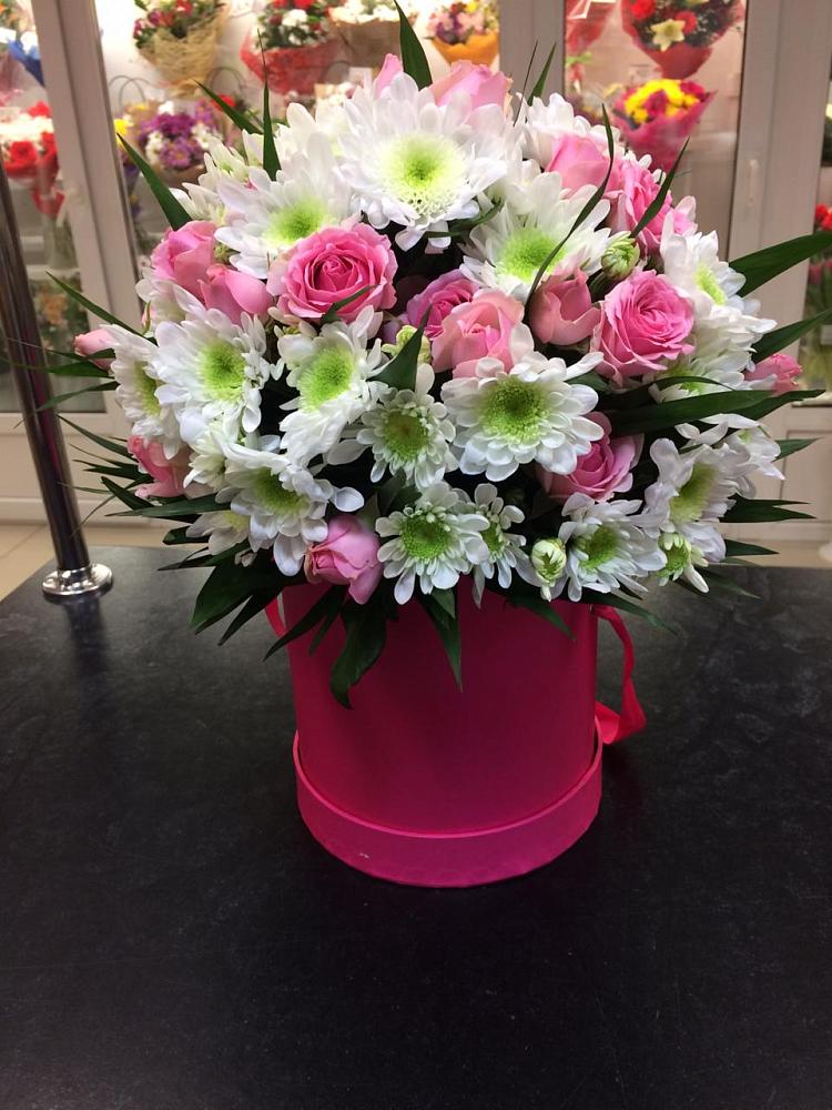 Композиция грация в Новые Дома Цветочная композиция из Розы и Хризантемы в шляпной коробке в Новые Дома