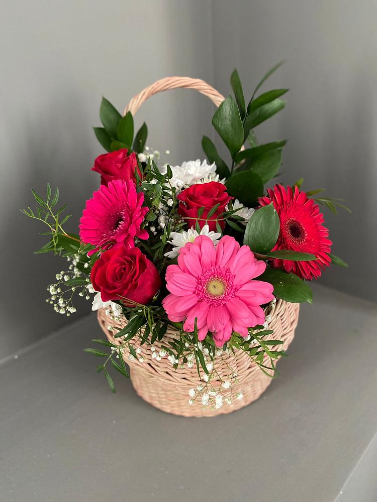 Композиция радостное событие в Новые Дома Цветочная композиция из Розы, Хризантемы и Герберы в корзине в Новые Дома