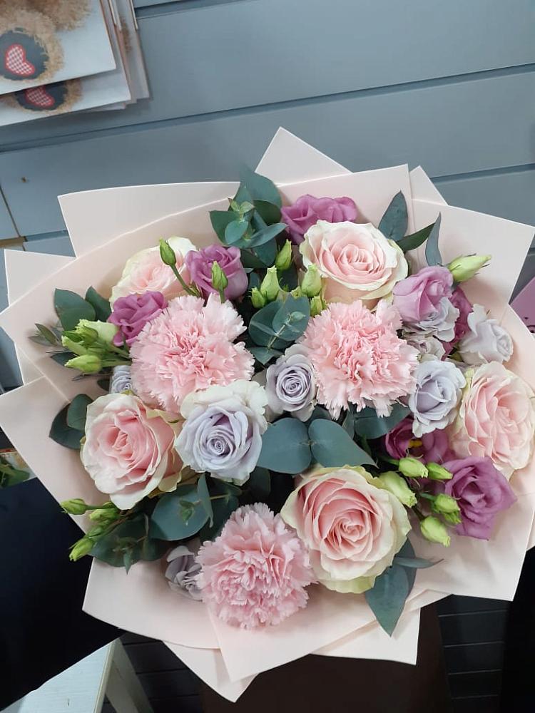 Букет обаятельный в Новые Дома Букет цветов из: Розы, Гвоздики и Лизиантусы в Новые Дома