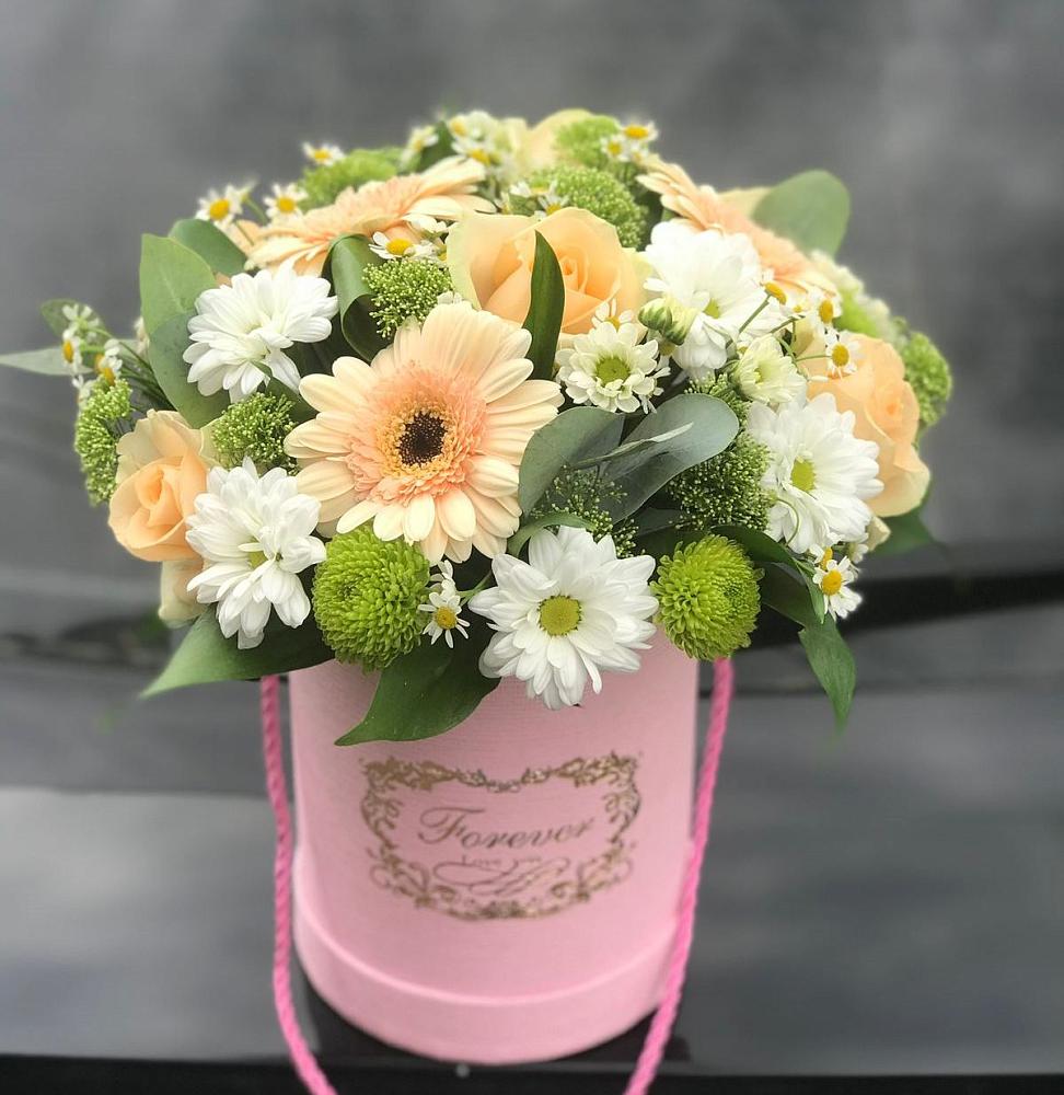 Композиция маленькая прелесть в Новые Дома Цветочная композиция из Розы, Герберы и Хризантемы в шляпной коробке в Новые Дома