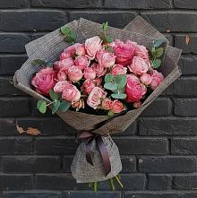 Букет розы в пальмах в Новые Дома Букет цветов из:  Розы в Новые Дома